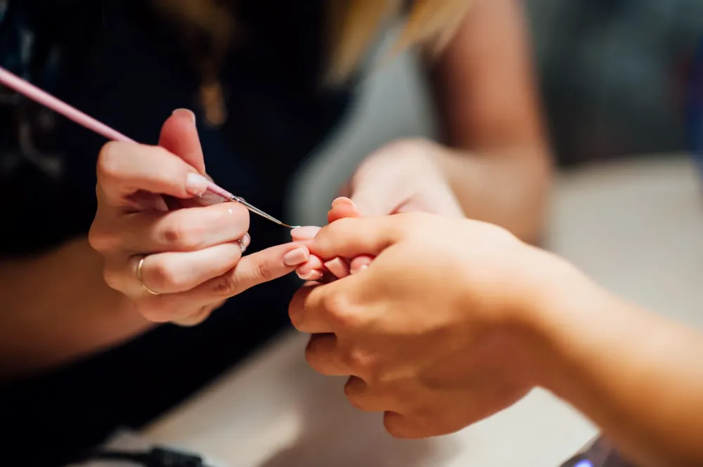Ongle cassé près de Nailly